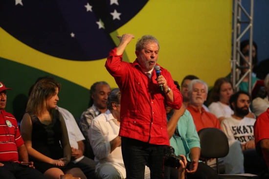 O ex-presidente Lula, artistas e intelectuais durante a plenária de São Paulo na Quadra dos Bancários, centro da capital