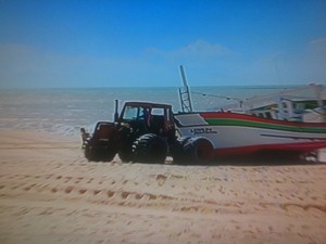 Pescadores precisam pagar um trator para puxar a embarcação até a areia (Foto: Reprodução/InterTv RJ)