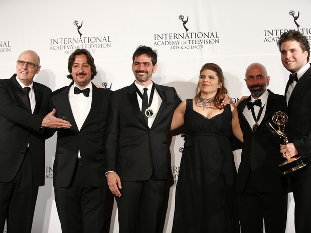 Da direita para a esquerda, o ator Thiago Fragoso, os autores João Ximenes Braga e Claudia Lage, e o diretor Vinicius Coimbra (Foto: Neilson Barnard/Getty Images/AFP)