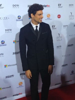 Cauã Reymond no Emmy Internacional (Foto: Twitter @iemmys)