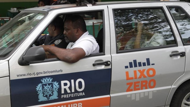 Lixo Zero começou nas calçadas pelo Centro do Rio. Agora, guardas fiscalizarão motoristas que jogarem lixo no asfalto