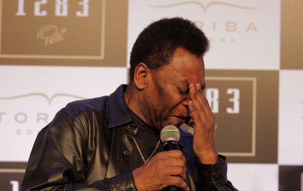 pelé livro chorando (Foto: Eliária Andrade / Agência O Globo)