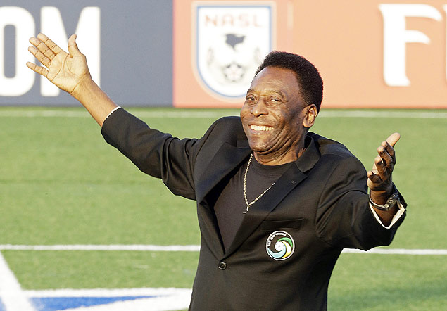 Pelé no campo do New York Cosmos, em agosto; vida do craque será tema de filme