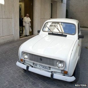 Papa Francisco ganhou um Renault 4 branco de 1984 (Foto: Reuters)