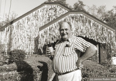 John Milkovisch em frente à casa (Foto: Divulgação)