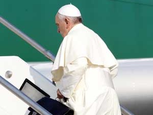 Papa Francisco embarcou carregando uma maleta. (Foto: Riccardo De Luca / AP Photo)