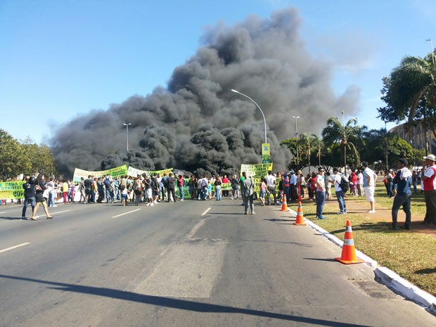 Grupo fecha via em frente ao Estádio Nacional de Brasília (Foto: Isabella Formiga/G1)