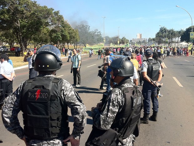 Policiais militares acompanham protesto contra Copa das Confederações que fechou via em frente ao Estádio Nacional de Brasília (Foto: Gabriella Julie/G1)