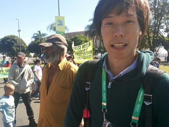 Jornalista japonês que esteve em manifestação contra a Copa das Confederações, em frente ao Estádio Nacional de Brasília (Foto: Isabella Formiga/G1)