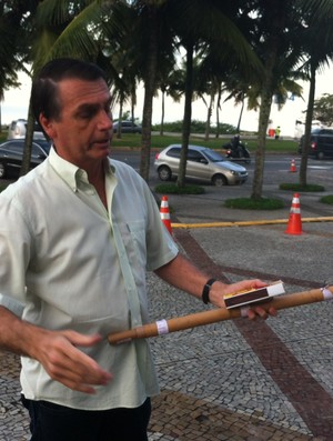 Deputado Jair Bolsonaro leva rojão a hotel da Itália no Rio (Foto: Vicente Seda)