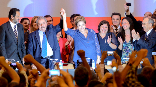 Lula e Dilma erguem os braços na saudação dos militantes do PT durante o congresso