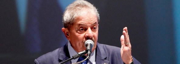 Durante o Fórum Mundial de Direitos Humanos, o ex-presidente Lula disse que os brasileiros devem ter orgulho por ter eleito a presidente Dilma; "Estejam certos de que vamos fazer muita coisa. Quem quiser torcer contra que torça. Com bom senso que Dilma tem, vocês podem ficar certos, que este país tem que ter motivo de orgulho pela presidente que nós elegemos", disse; Lula também defendeu o Mais Médicos: "vamos trazer médico de onde tiver. O que nós queremos é que o povo brasileiro seja tratado com respeito e dignidade". 