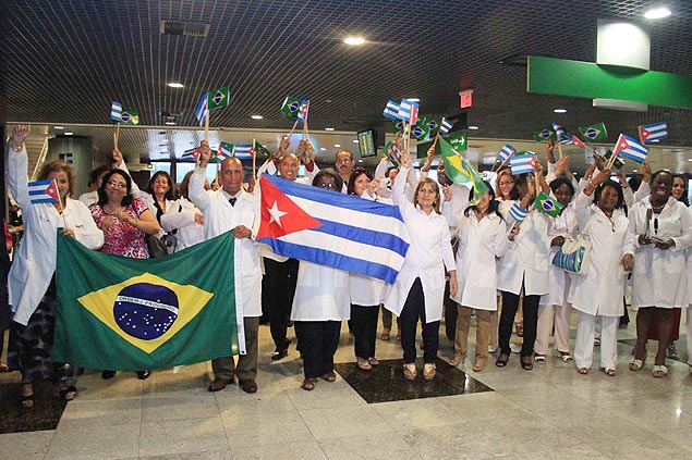 Primeiros médicos cubanos do programa Mais Médicos desembarcam no aeroporto internacional do Recife (PE) neste sábado