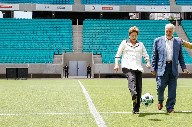 A presidente Dilma Rousseff dá pontapé inicial na inauguração da Fonte Nova, em Salvador