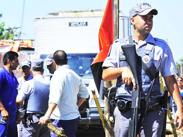 Armada, polícia vigia movimentação em Pinheirinho . Foto: Reinaldo Marques/Terra
