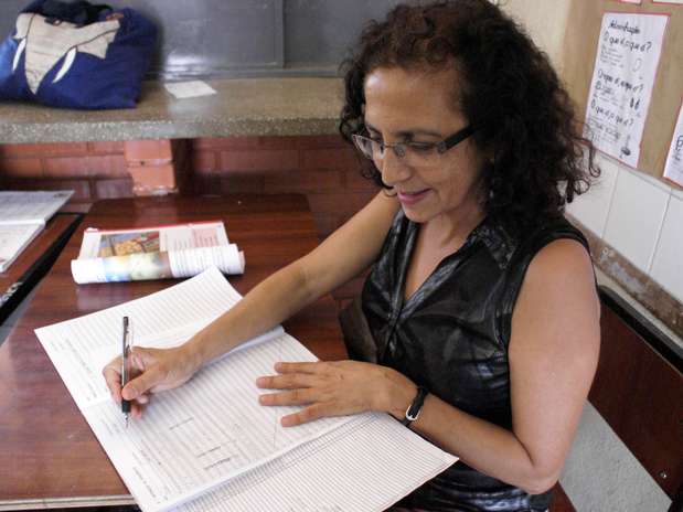 A professora Alice Gomes da Silva, 50 anos, dá aula em três turnos para garantir um salário melhor em Belo Horizonte (MG). Foto: Ney Rubens/Especial para Terra