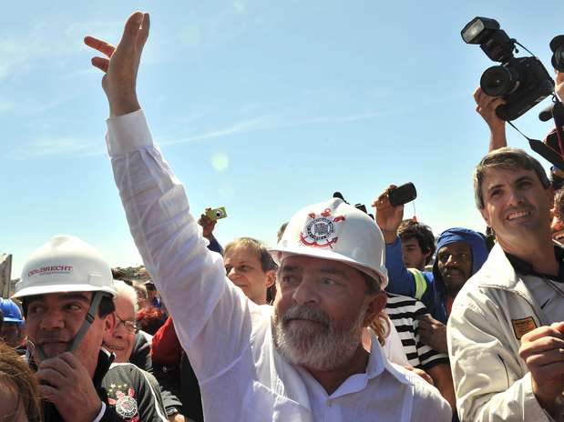 Sob os olhares o ex-presidente da República Luiz Inácio Lula da Silva, que utilizou um capacete com o símbolo do Corinthians, o clube alvinegro .... Foto: Reinaldo Marques/Terra