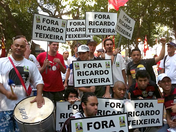Manifestantes empunham cartazes pedindo saída de Ricardo Teixeira da CBF em protesto no Rio. Foto: Mônica Garcia/Bulcão e Tresdê Assessoria e Comunicação Ltda - Especial para o Terra