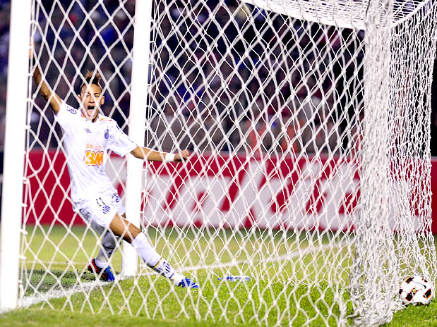 Zaga do Cerro Porteño se atrapalhou toda, o goleiro Barreto marcou contra e o Santos ganhou um pouco mais de folga ao abrir 2 a 0 no placar; primeiro .... Foto: AFP