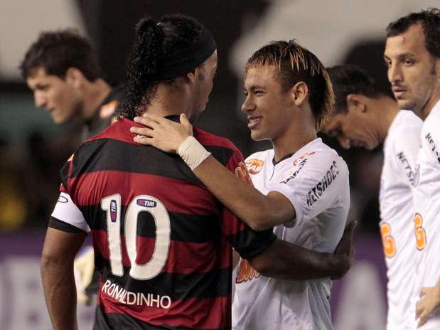 Vila Belmiro ainda foi palco de encontro entre Ronaldinho e Neymar. Foto: Agência Lance