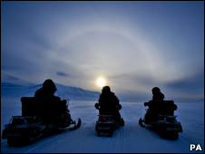 Exploradores em Svalbard, no Círculo Ártico (PA)