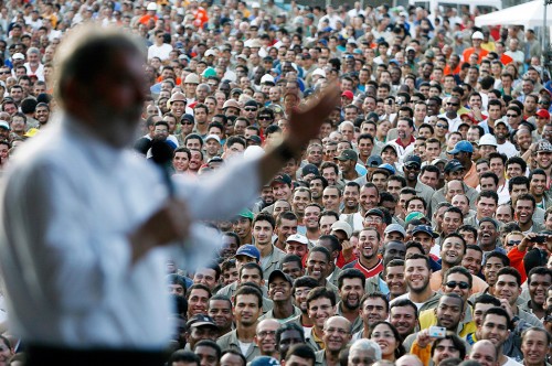 Presidente Lula discursa para populares.