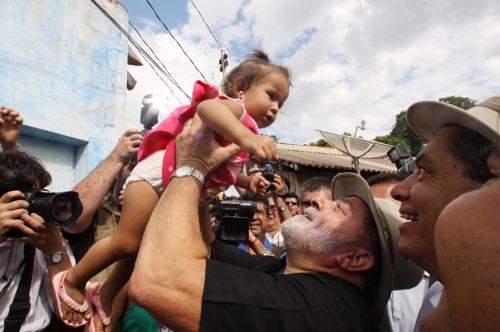 Presidente Lula cumprimenta populares durante viagem inaugural do Trem do Pantanal, em Aquidauana. Mato Grosso do Sul, 8 de maio