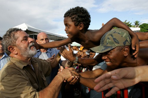 Presidente Lula cumprimenta crianças durante cerimônia de assinatura do PAC, no município de Lauro de Freitas. Bahia, 9 de maio 