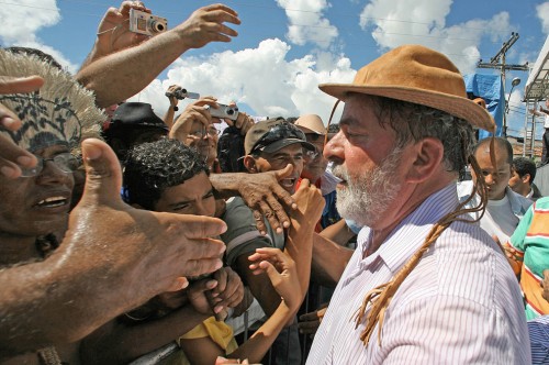 Presidente Lula cumprimenta populares na cerimônia de instalação do Comitê Estadual de Articulação, do programa Territórios da C