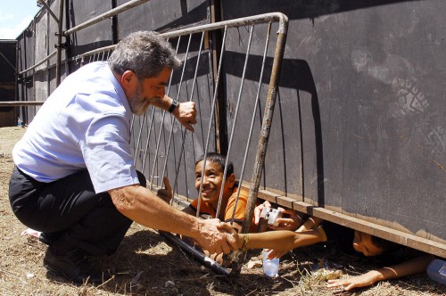 Presidente Lula cumprimenta crianças durante comício em Timon. Maranhão, 24 de outubro de 2006.