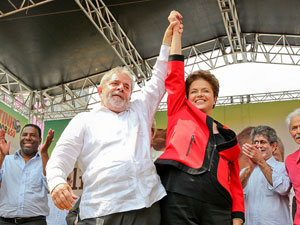 O presidente Lula e Dilma Rousseff em comício em Campinas neste sábado (18)