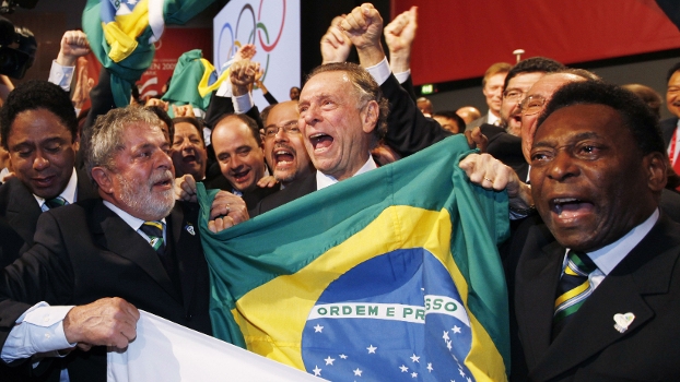 Carlos Arthur Nuzman, entre Pelé e Lula, comemora escolha do Rio como sede olímpica, em 2009