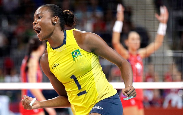 Fabiana comemora ponto do Brasil no vôlei contra Rússia (Foto: AP)