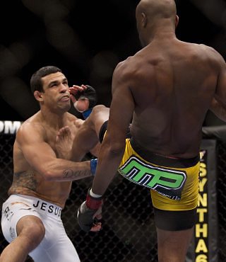 Anderson Silva acerta o chute que derrubou Vitor Belfort - Foto: AP